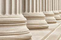 Photo de Colonnes de construction néoclassique présentes sur certain bâtiment public tels que des palais de justice ou cours d'appel